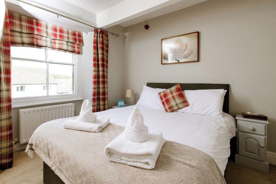 Double Room, Ensuite | Hypo-allergenic bedding, desk, iron/ironing board, free WiFi