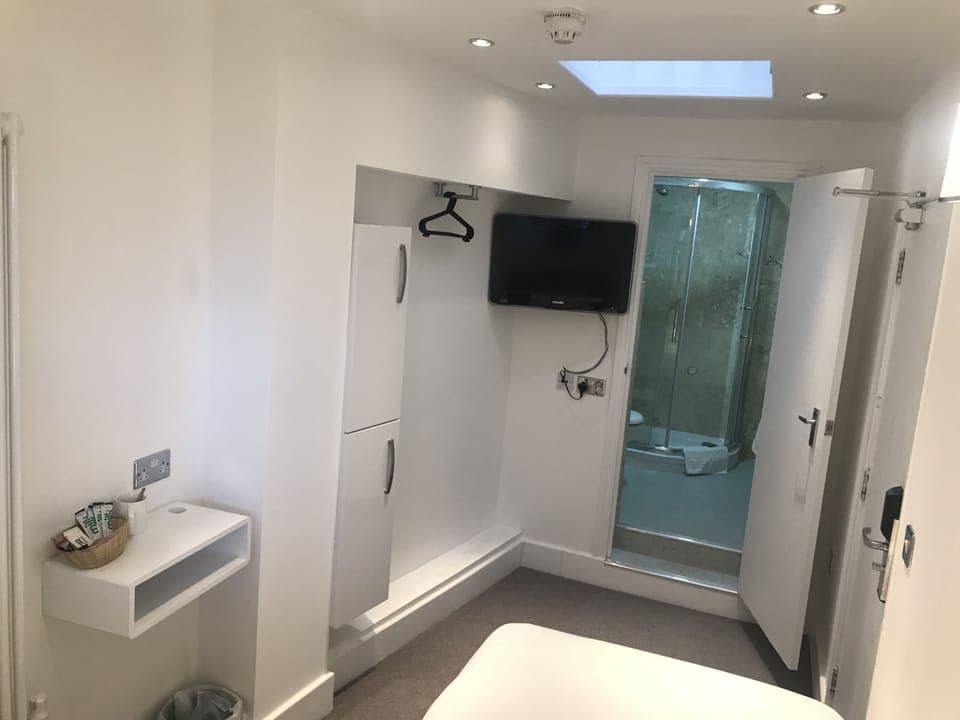 Single Room | Iron/ironing board, bed sheets