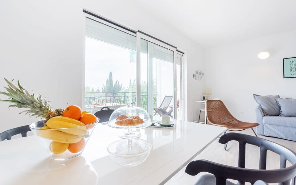 Apartment (Comfort Two Bedroom Apartment with Ba) | Living room | Flat-screen TV