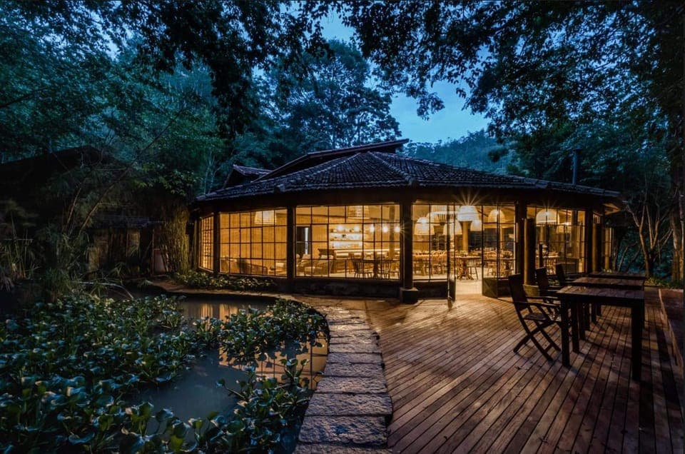 Breakfast, lunch and dinner served