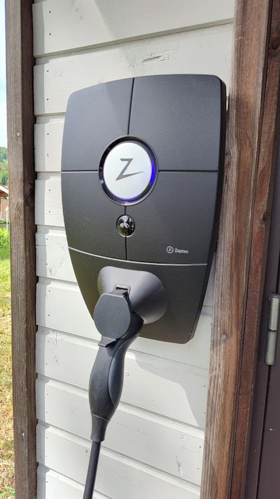 Electric vehicle charging station