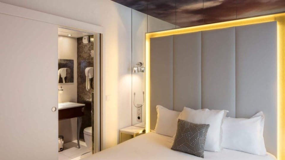 Deluxe Double Room | In-room safe, desk, soundproofing, iron/ironing board