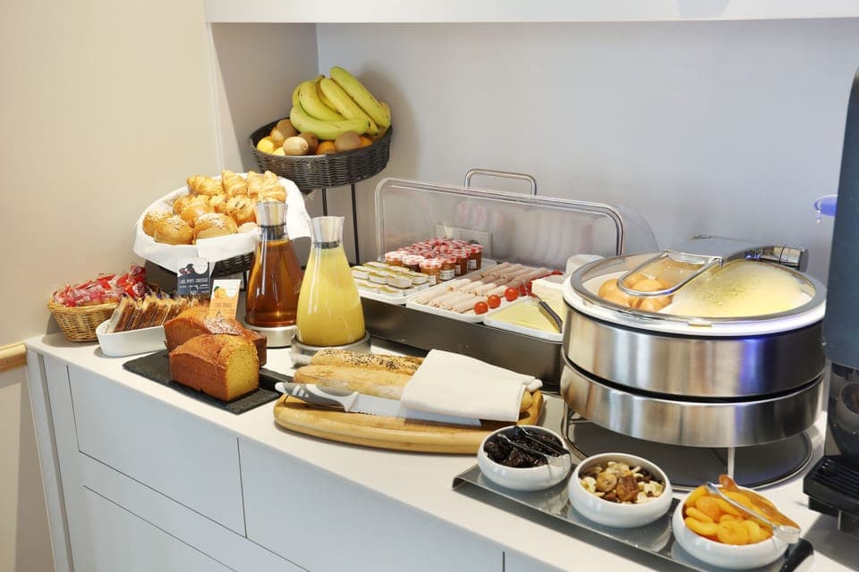 Daily full breakfast (EUR 12 per person)