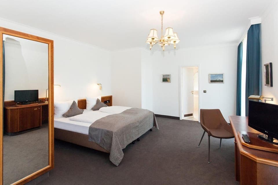 Triple Room | In-room safe, desk, blackout drapes, free WiFi