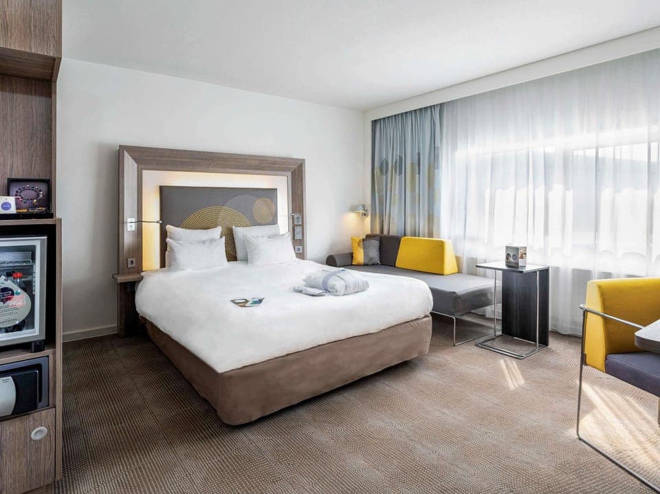 Hypo-allergenic bedding, minibar, in-room safe, desk