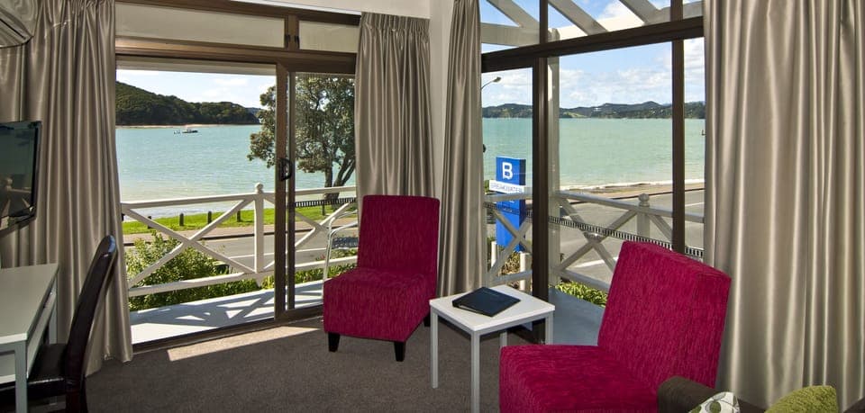 Deluxe Waterfront Suite Ocean | Living area | 32-inch flat-screen TV with satellite channels, TV