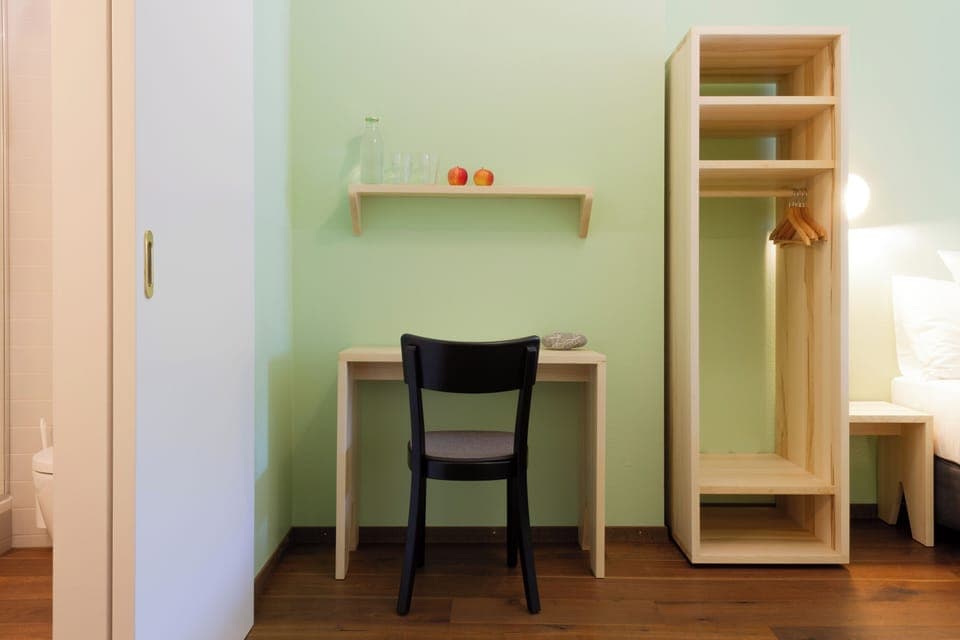 Premium bedding, down comforters, in-room safe, individually decorated