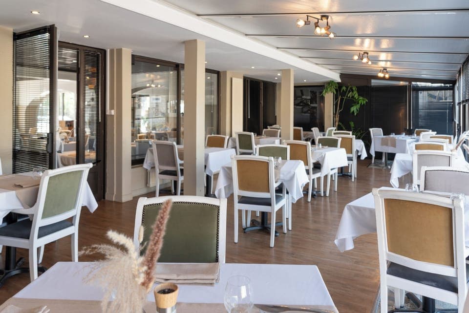 Breakfast, lunch, dinner served; pool views