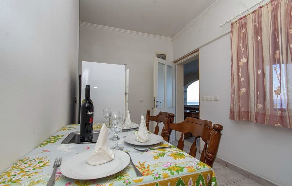 House (Four Bedroom House with Pool) | In-room dining