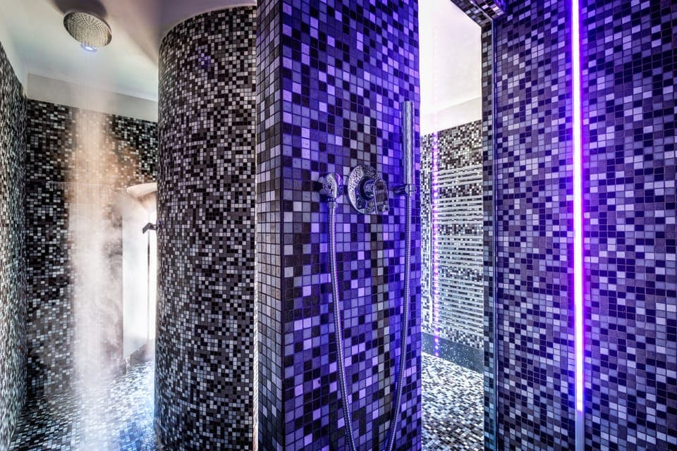 Suite, Hot Tub | Bathroom | Free toiletries, hair dryer, bidet, towels