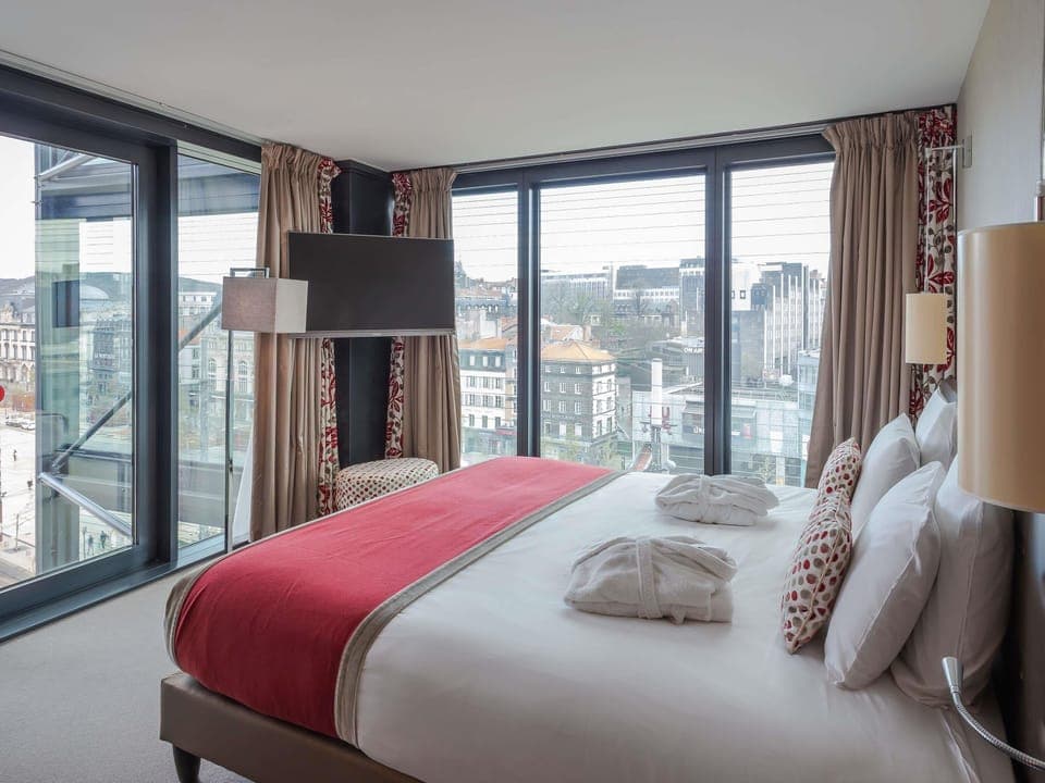 Junior Suite, 1 Double Bed | Free minibar, in-room safe, desk, blackout drapes