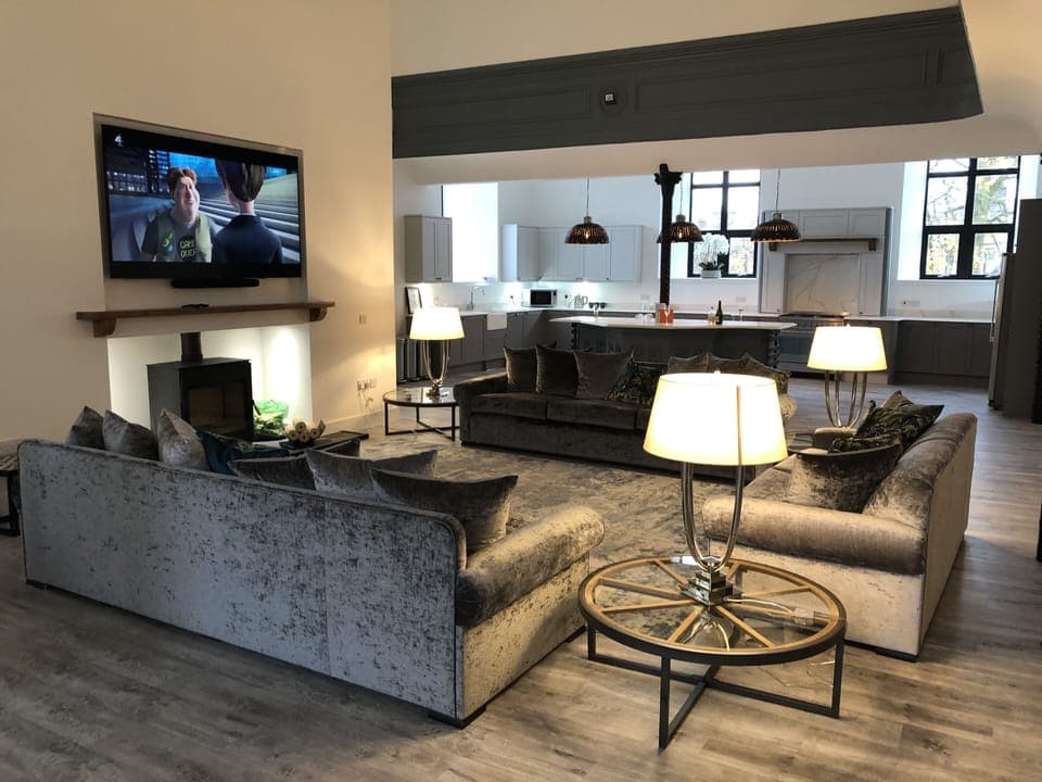 House | Living area | 32-inch LCD TV with digital channels, TV