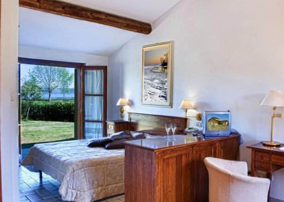 Down comforters, in-room safe, free WiFi, bed sheets