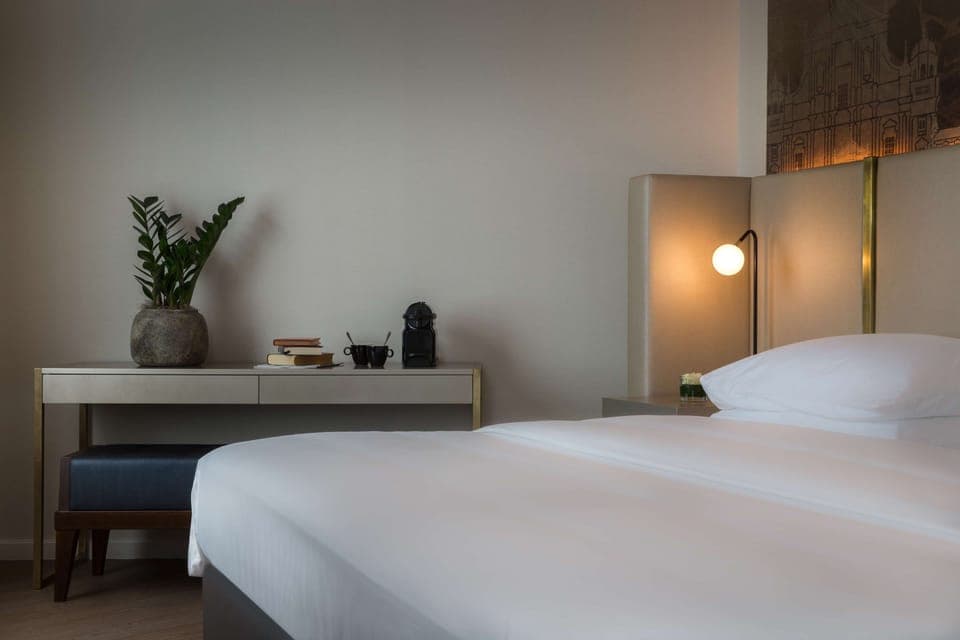 Suite | Hypo-allergenic bedding, minibar, in-room safe, laptop workspace