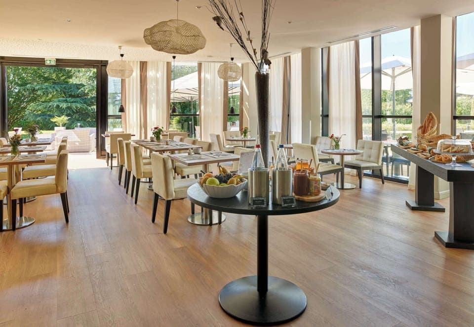 Daily cooked-to-order breakfast (EUR 18.50 per person)