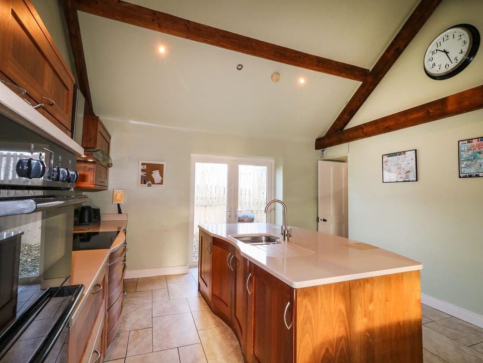 Cottage | Private kitchen | Dishwasher, cookware/dishes/utensils