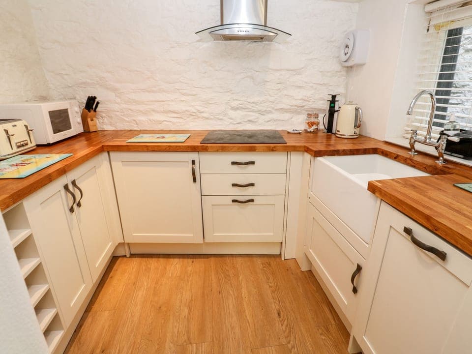 Fridge, dishwasher, cookware/dishes/utensils