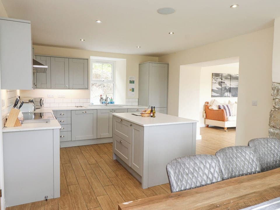 Cottage | Private kitchen | Fridge, dishwasher, electric kettle, toaster