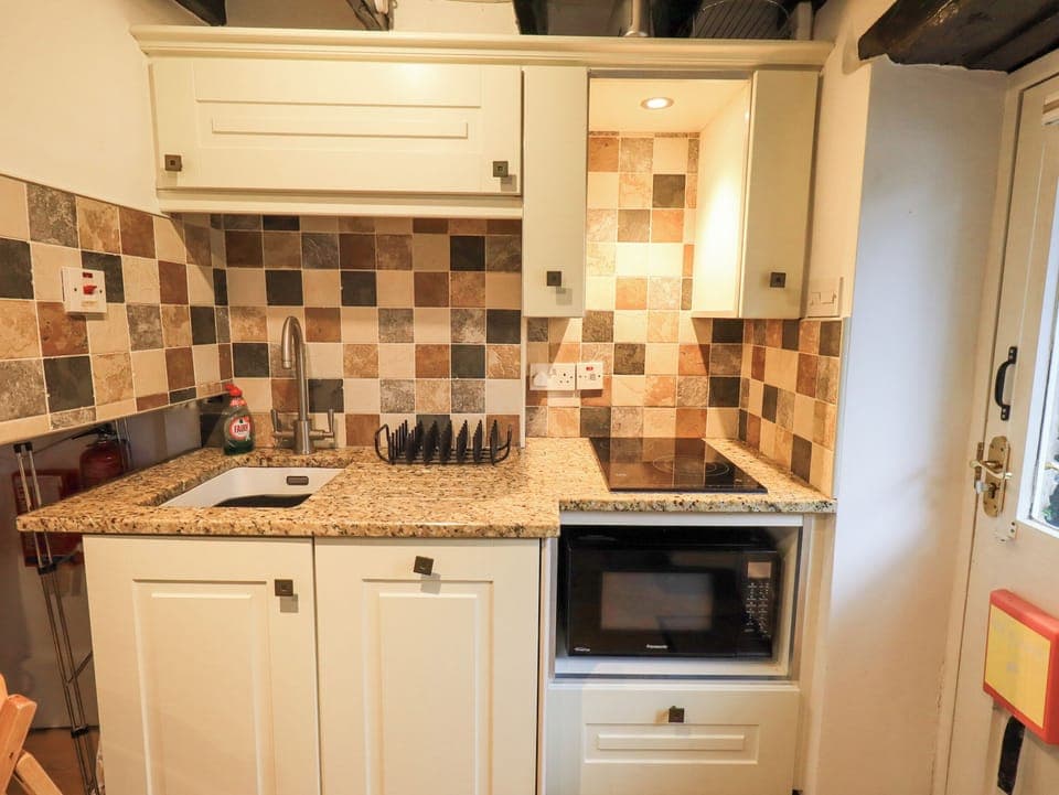 Cottage | Private kitchen | Dishwasher, cookware/dishes/utensils