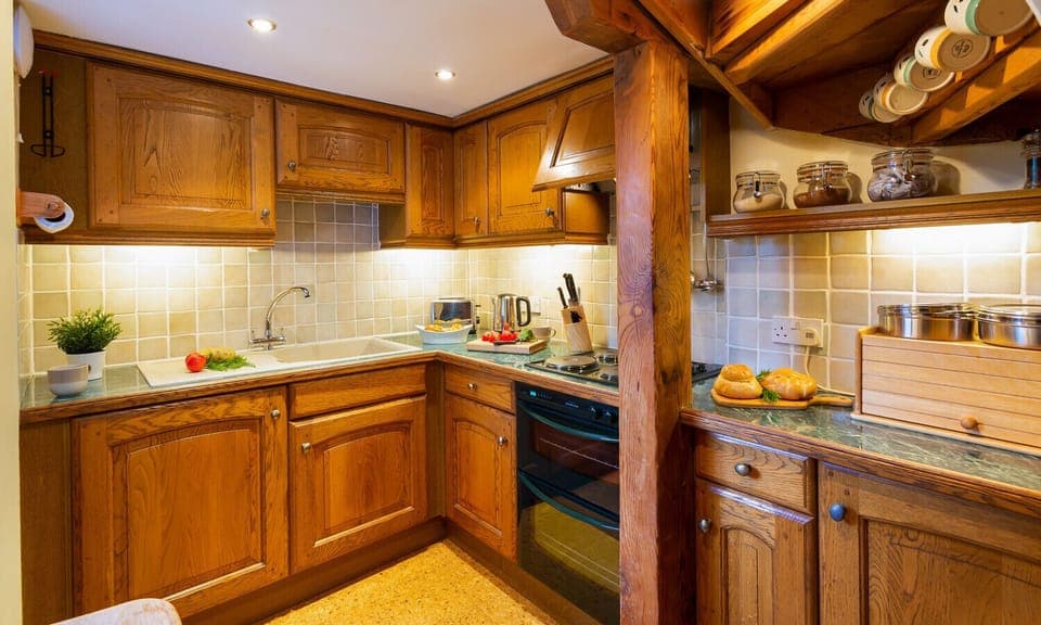 Cottage | Private kitchen | Fridge, cookware/dishes/utensils