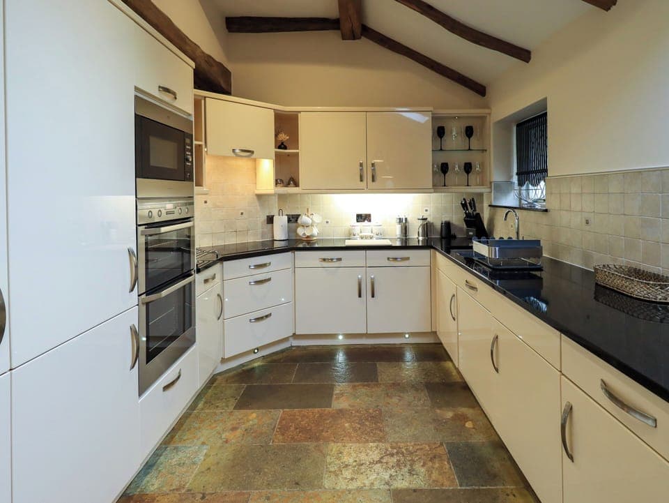 Cottage | Private kitchen | Fridge, dishwasher, cookware/dishes/utensils