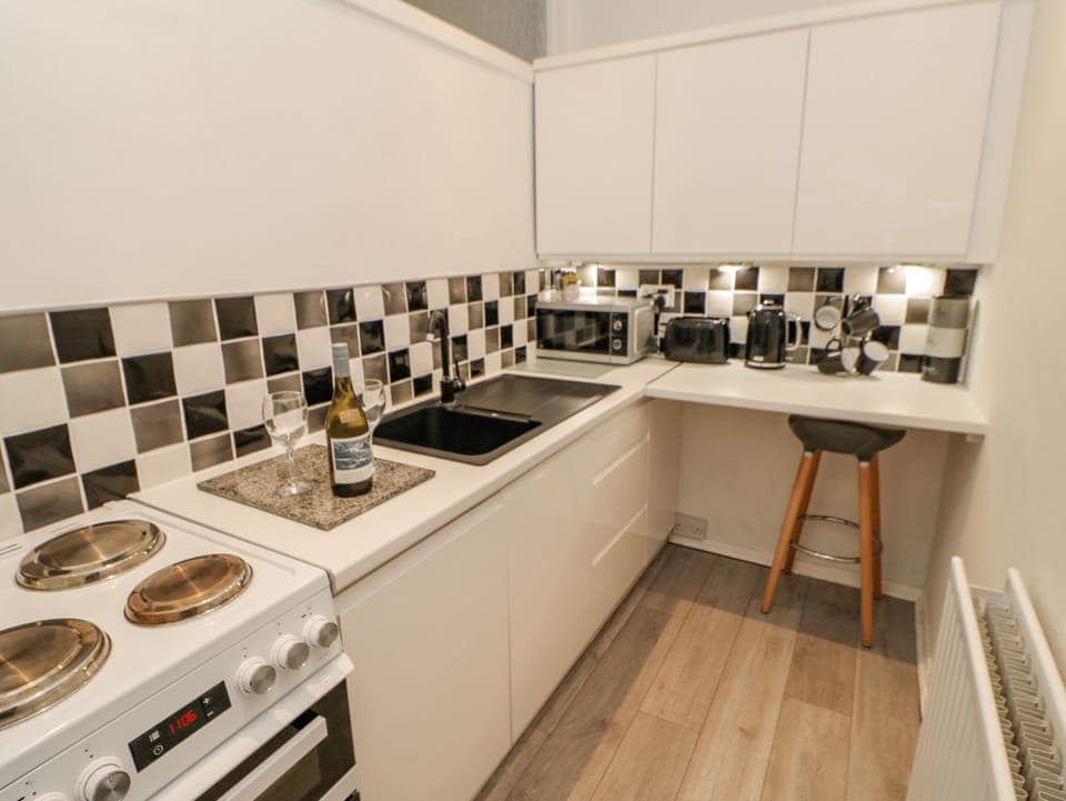 Cottage | Private kitchen | Fridge, electric kettle, toaster, cookware/dishes/utensils