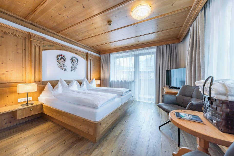 In-room safe, free WiFi, bed sheets