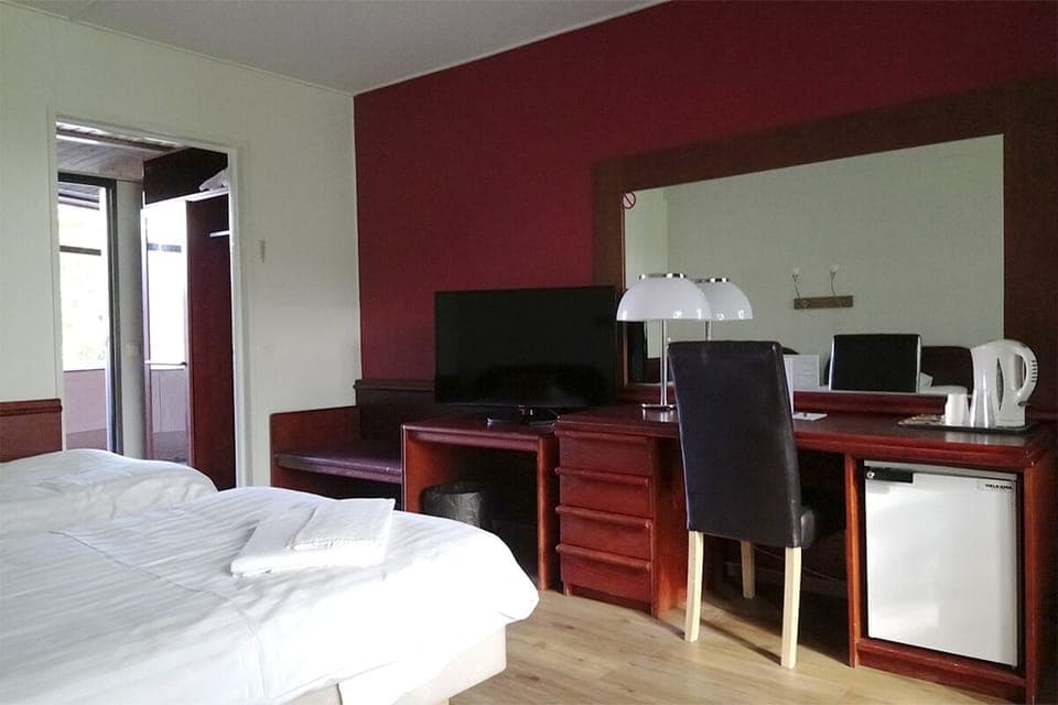 Desk, cribs/infant beds, rollaway beds, free WiFi