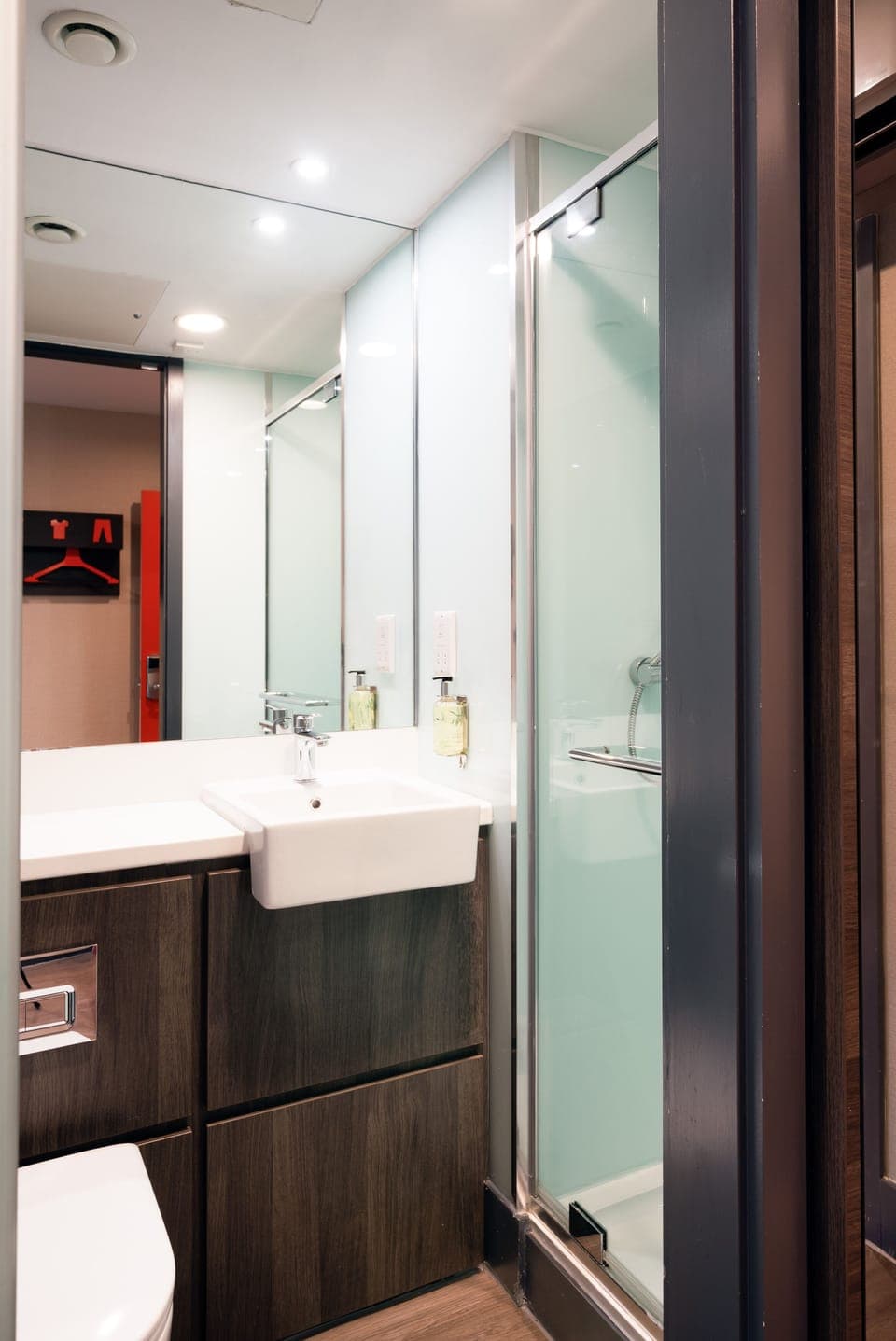 Twin Room with Window | Bathroom | Shower, eco-friendly toiletries, hair dryer, towels