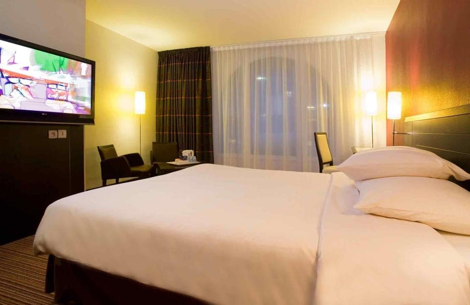 Desk, soundproofing, iron/ironing board, free WiFi