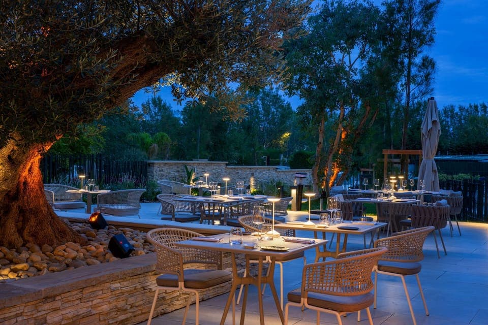 Breakfast, lunch and dinner served