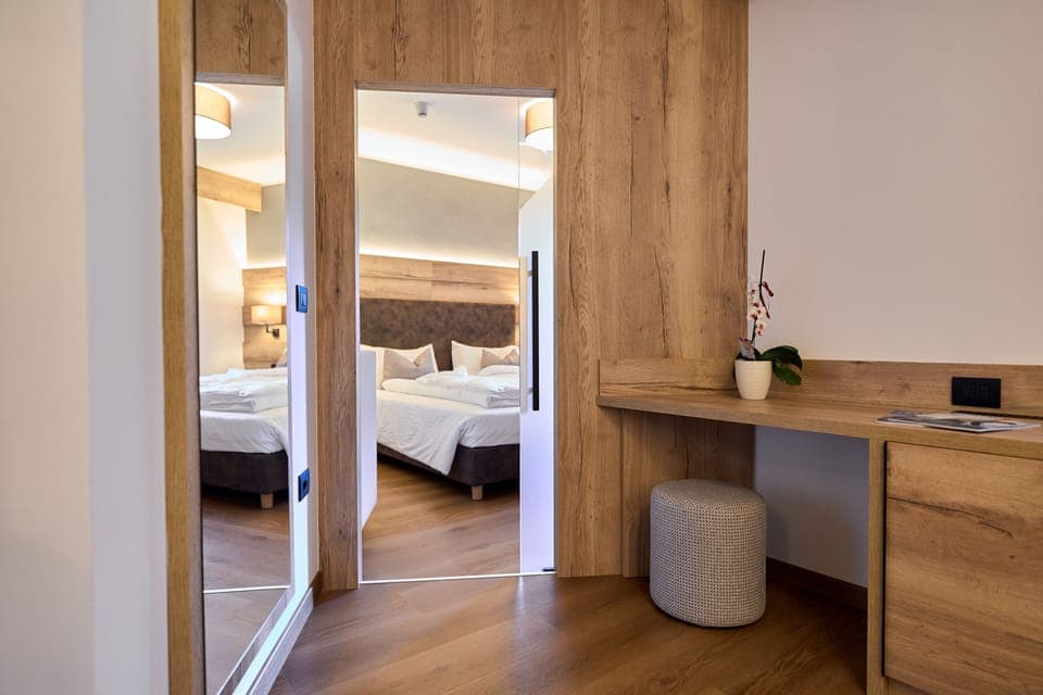 Deluxe Suite | In-room safe, desk, laptop workspace, blackout drapes