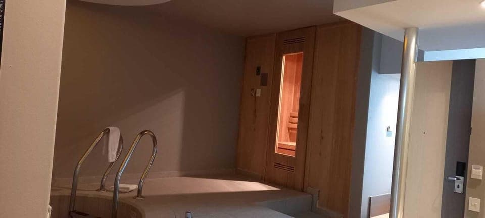 Suite, 2 Double Beds, Non Smoking | Bathroom | Shower, rainfall showerhead, free toiletries, hair dryer