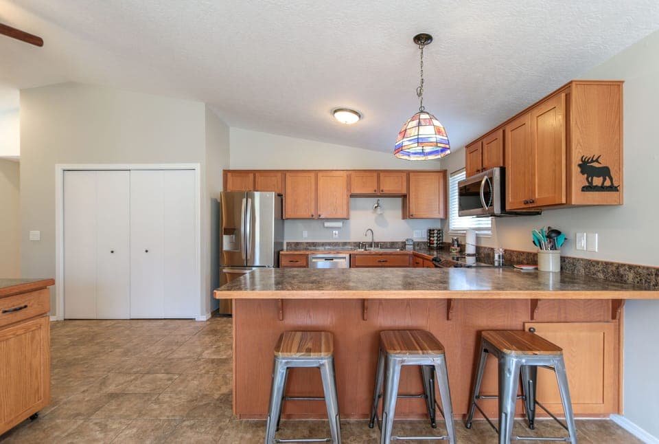 House, 4 Bedrooms | Private kitchen | Fridge, oven, stovetop, coffee/tea maker