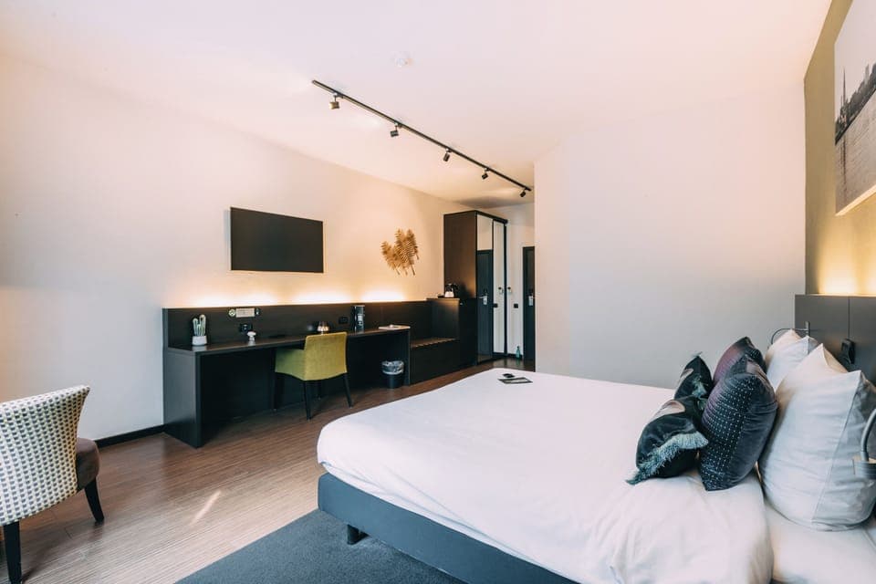 Down comforters, minibar, in-room safe, desk