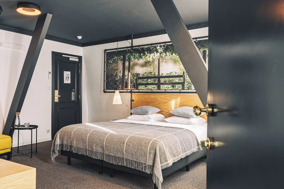 Premium bedding, in-room safe, desk, blackout drapes