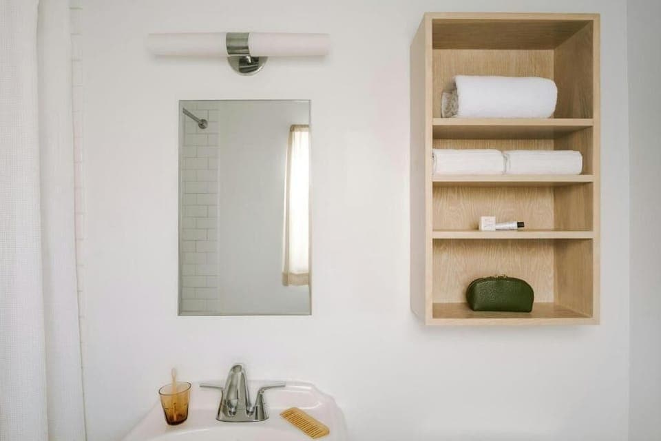 Deluxe Room, 1 King Bed | Premium bedding, individually furnished, laptop workspace