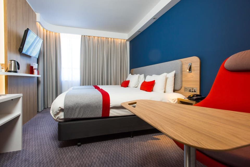 Standard Room, 1 King Bed | Desk, blackout drapes, iron/ironing board, free WiFi