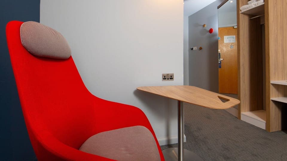 Standard Room, 1 King Bed | Desk, blackout drapes, iron/ironing board, free WiFi