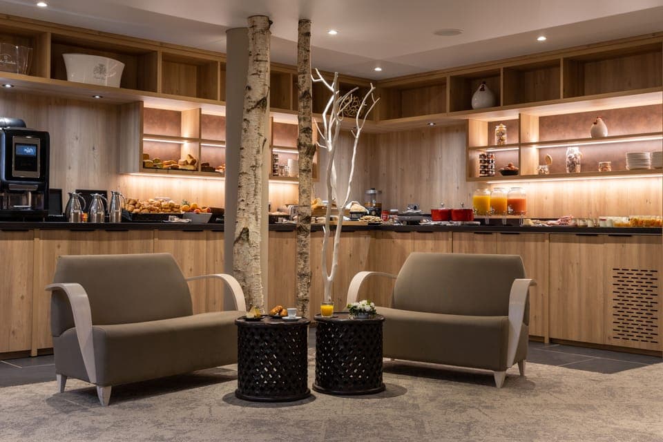 Daily continental breakfast (EUR 18 per person)