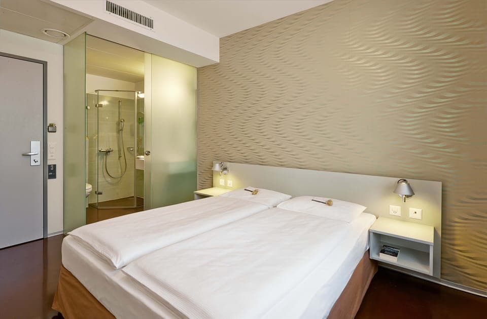 Business Room, 1 Queen Bed | Egyptian cotton sheets, hypo-allergenic bedding, in-room safe, desk