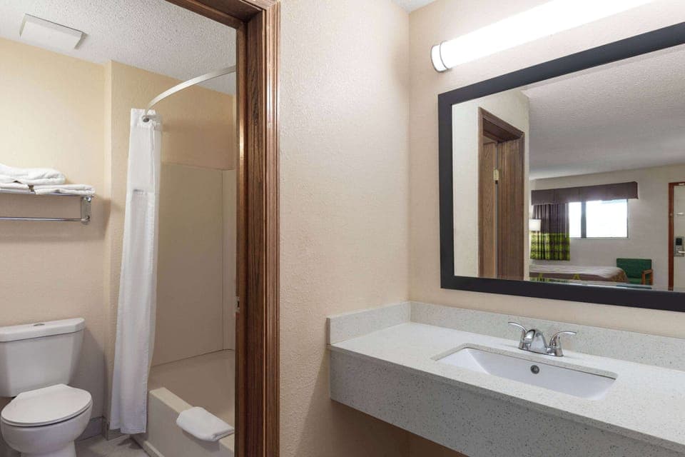 Combined shower/tub, hair dryer, towels