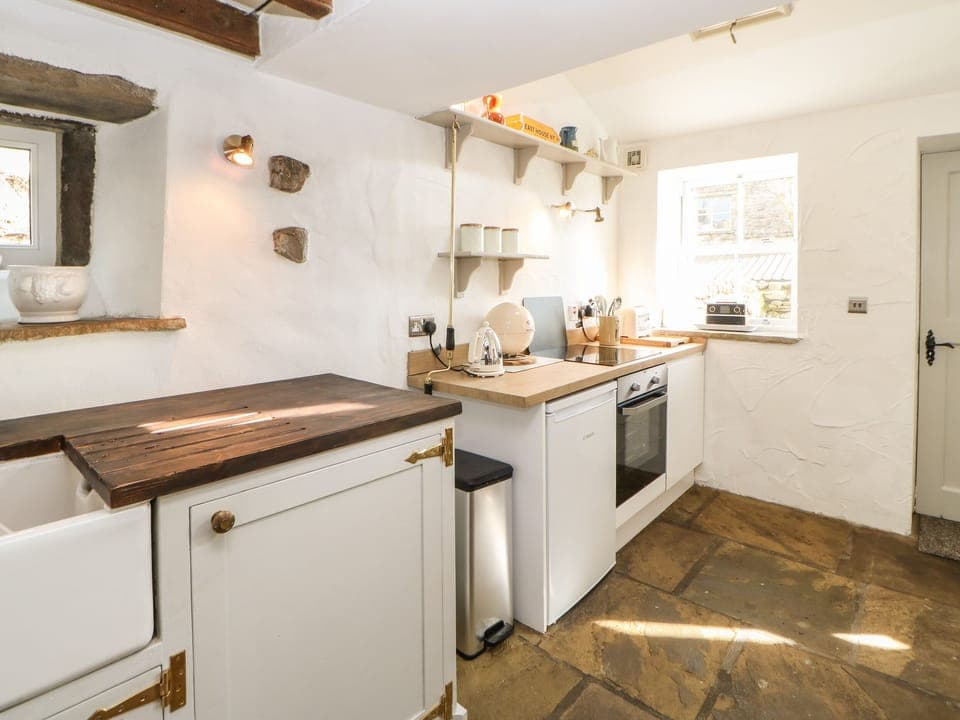 Cottage | Private kitchen | Fridge, cookware/dishes/utensils