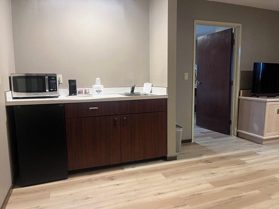 Studio Suite, 1 King Bed, Non Smoking | Desk, iron/ironing board, rollaway beds, free WiFi