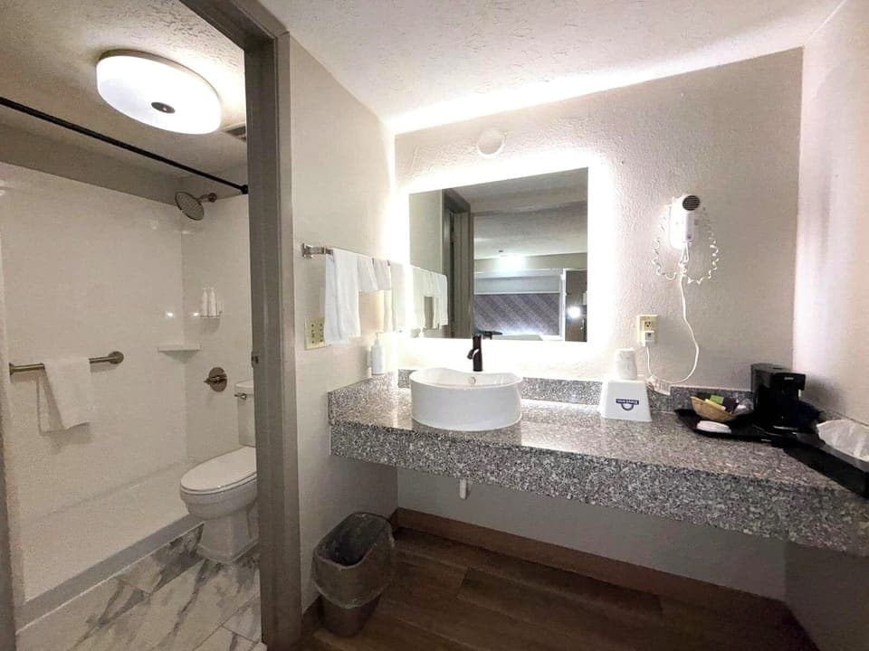 Combined shower/tub, free toiletries, hair dryer, towels