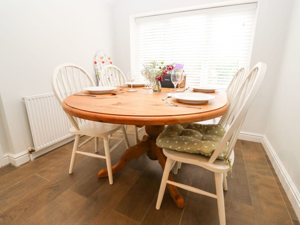 Cottage | Private kitchen | Fridge, dishwasher, cookware/dishes/utensils