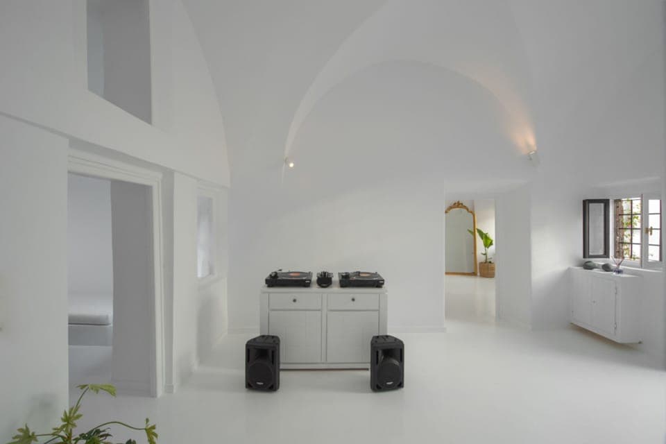 Panoramic Villa | Living room | 32-inch flat-screen TV with digital channels, TV