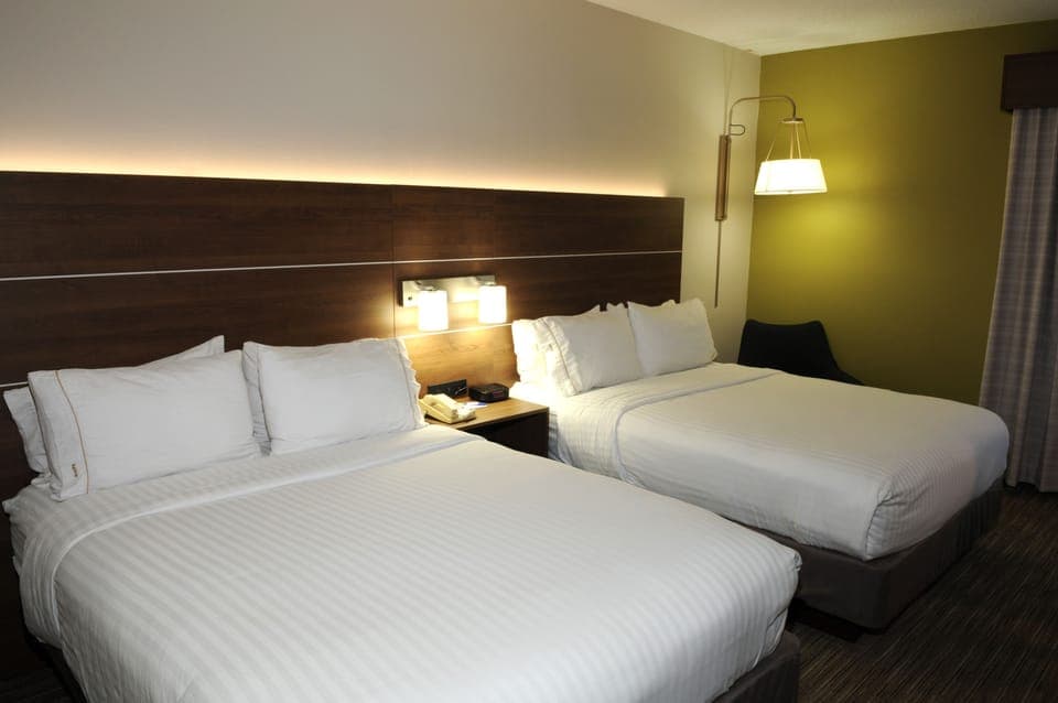 Premium bedding, in-room safe, desk, blackout drapes