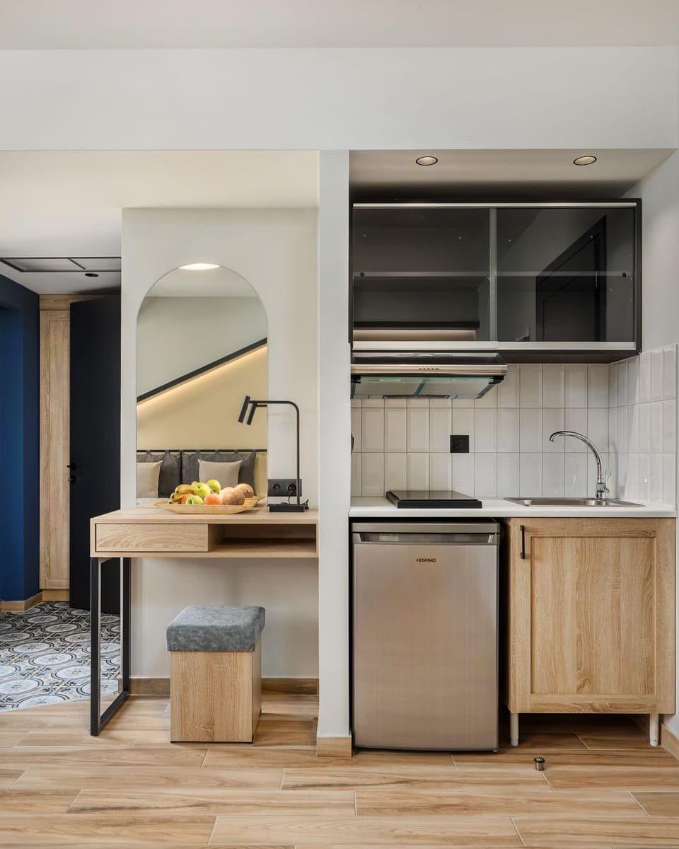 Deluxe Room | Desk, laptop workspace, blackout drapes, soundproofing