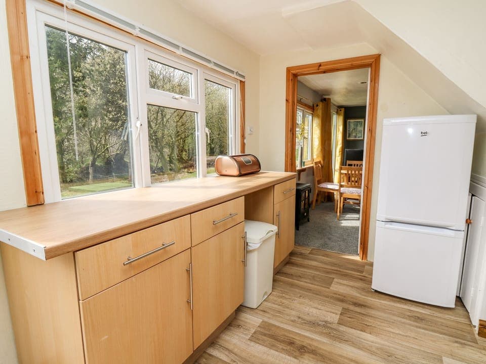 Cottage | Private kitchen | Fridge, electric kettle, toaster, cookware/dishes/utensils